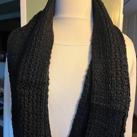 Black Knit Infinity Scarf round Isaac mizrahi qvc - Picture 2 of 11